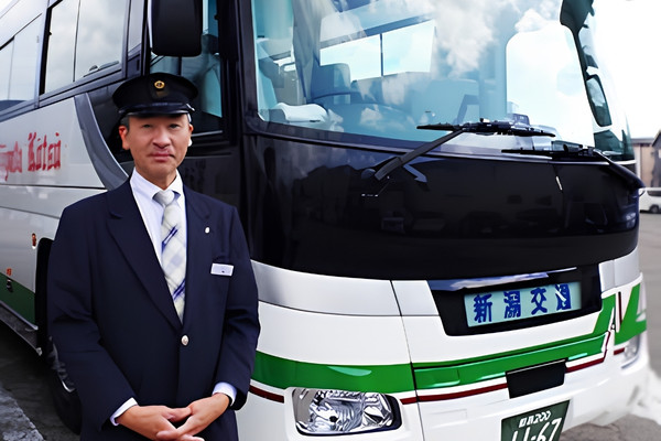 【すべては「安全」と「親切」から】
私たちが大切にしているのは、安全運行と心のこもった接客です。定期的な営業所巡回や防災・救命訓練など、安全への取り組みを徹底しています。