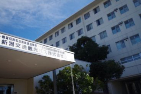 【未経験から、プロへ】
大型二種免許の取得支援や充実した研修制度を用意し、未経験からでも安心してプロの運転士を目指せます。先輩がマンツーマンでサポートします。